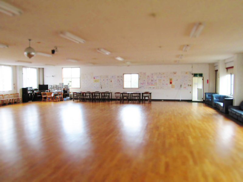 Dancing House���������΂�΂�_���X�X�^�W�I