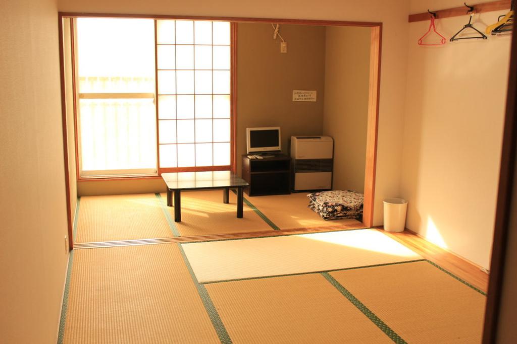 Dancing House���������΂�΂񕔉�