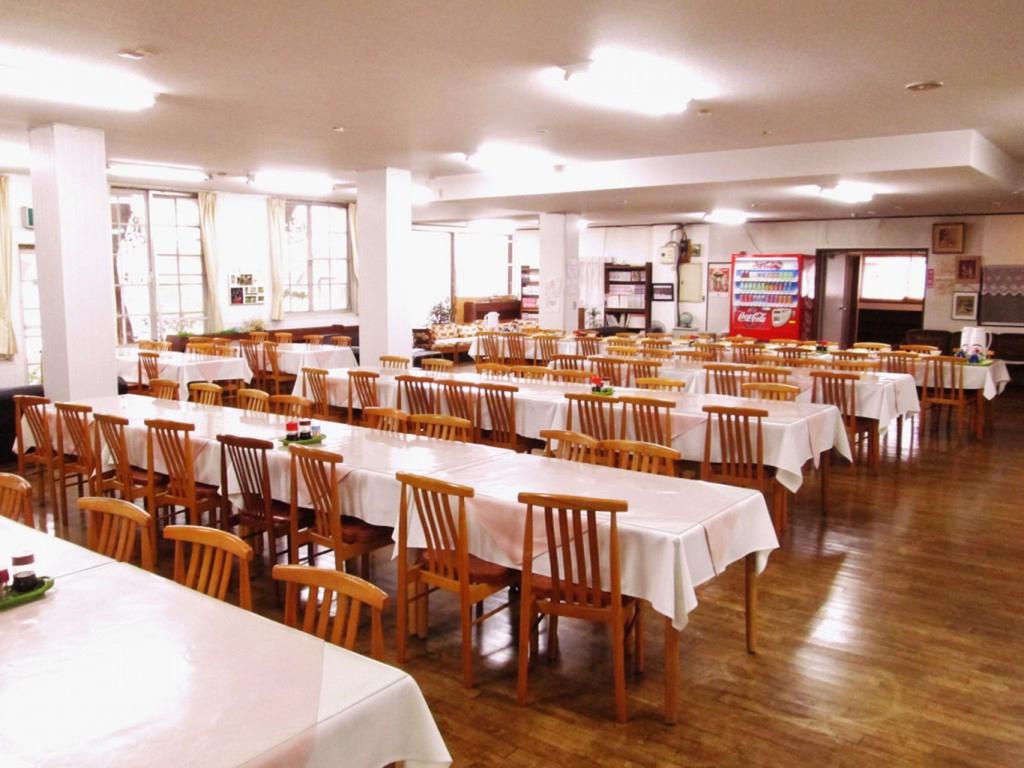 Dancing House���������΂�΂񃌃X�g����