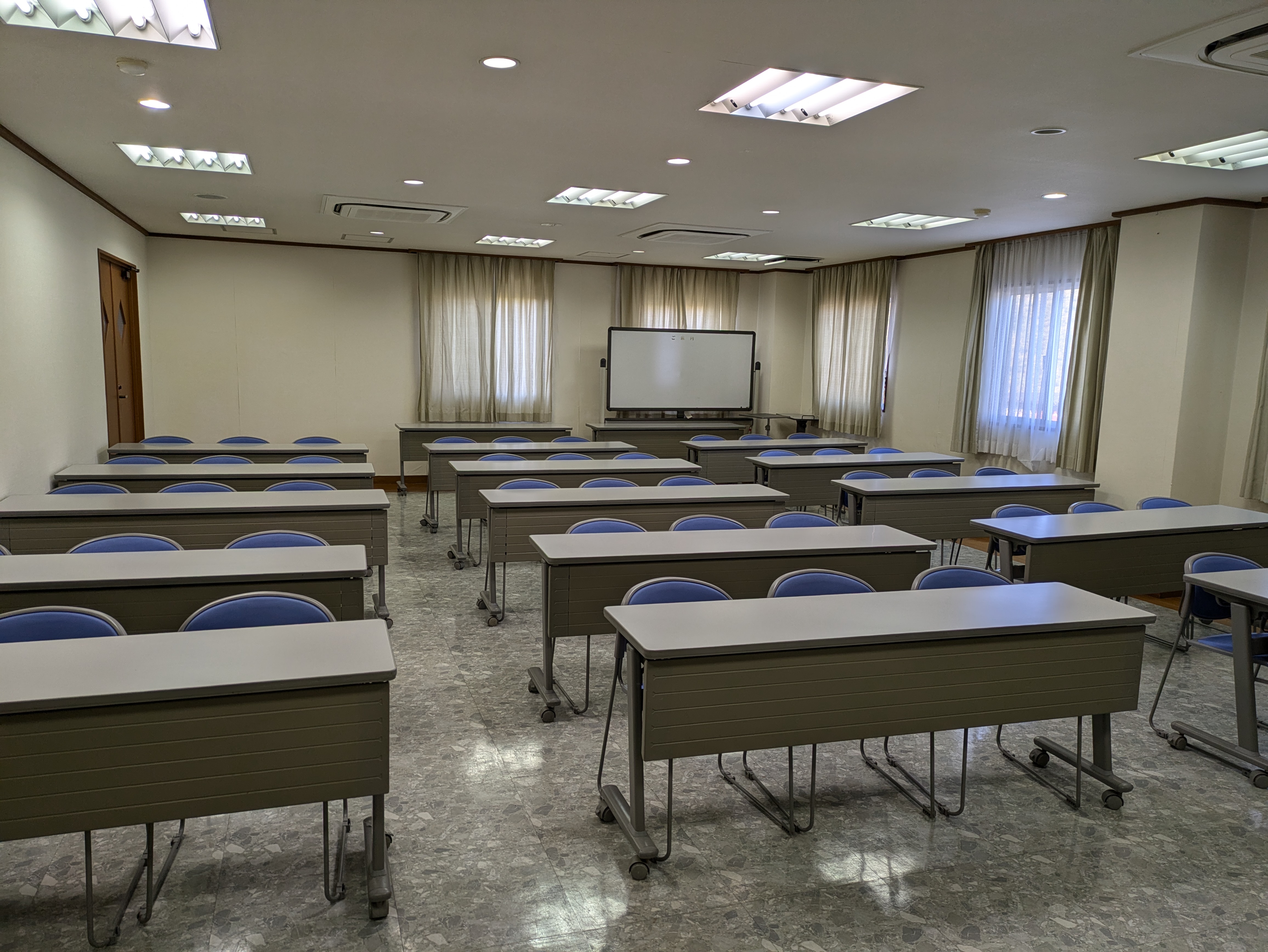 �X�J�C�q���z�e���ɓ�����