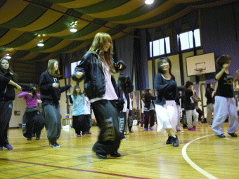 �_���X���h�́A�c��X�L�[��z�e���G�t�̃_���X�z�[��